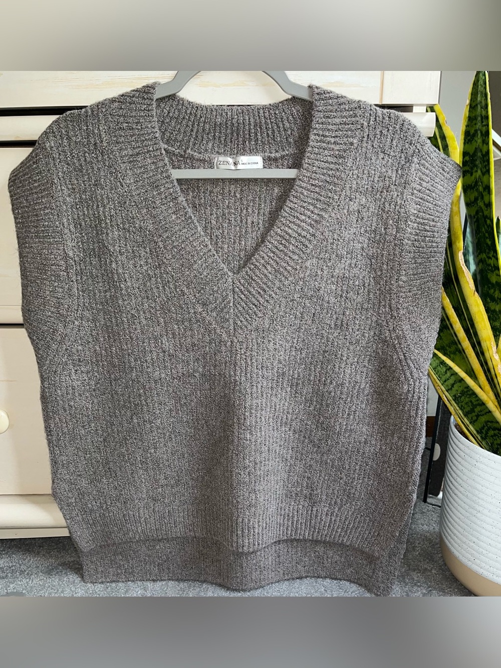 NIB Zenana Ribbed Slit V-Neck Sweater
Vest in Heathered Grey
Small Very OVERSIZE